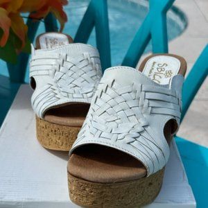 SBICCA WHITE WOVEN PLATFORM SANDALS SIZE 6